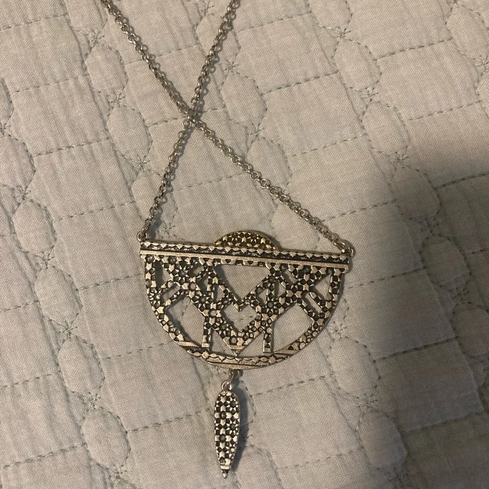 Beautify crafted stone silver tone necklace.